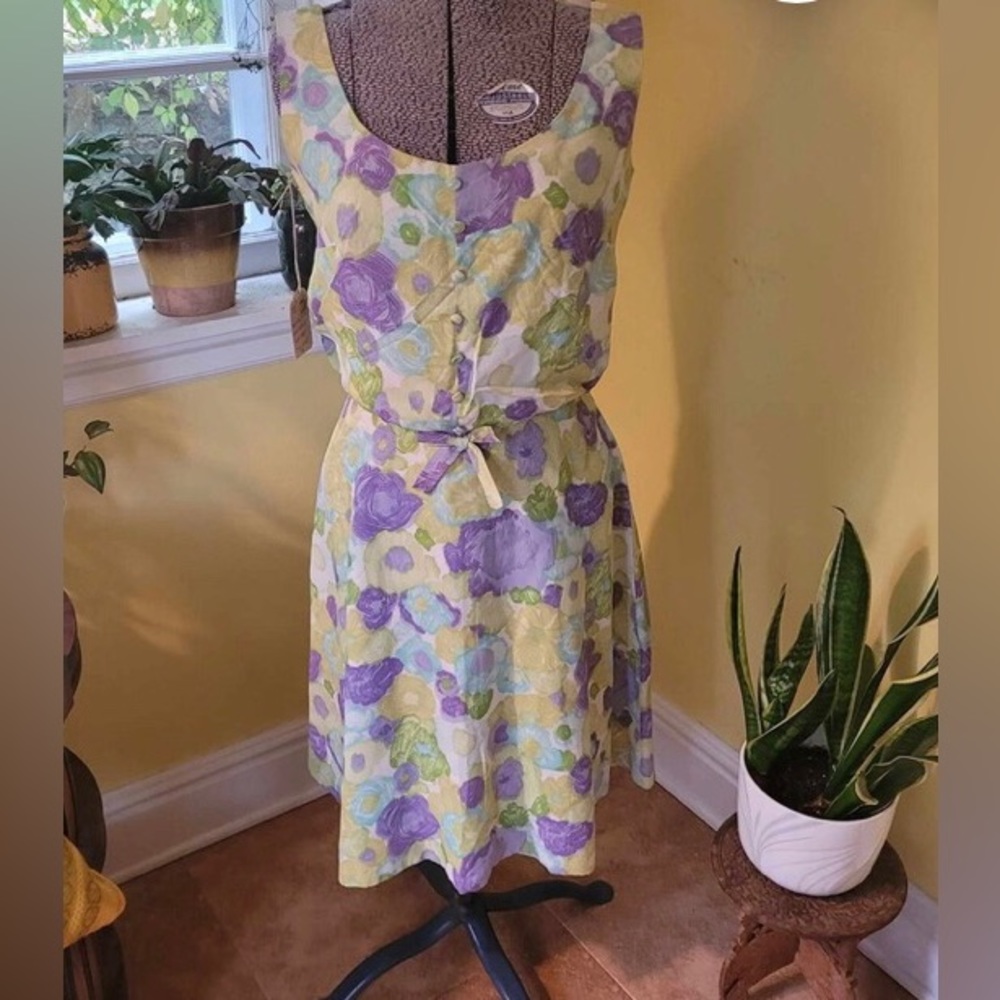 Vintage 
1960's A Dayval Dress. Gorgeous floral design. Polyester, lined. US6